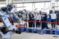 Помощник президента РФ Максим Орешкин и Алексей Текслер посетили «Завод роботов» в Челябинске